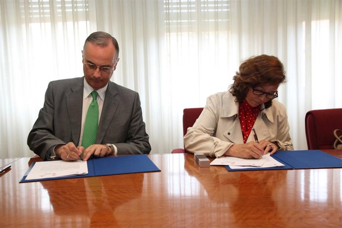 El Rector Del CEU Y La Directora De Cáritas Diocesana De Valencia