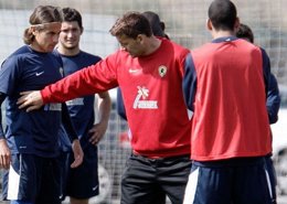 El Entrenador Del Hércules, Miroslav Djukic, Dando Instrucciones