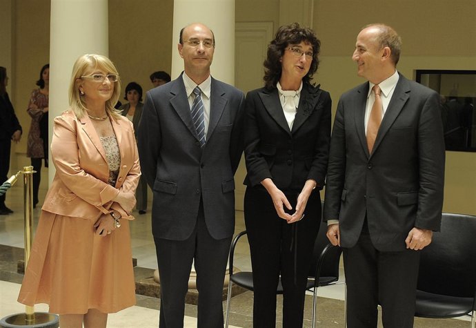 El Ministro De Industria Con La Presidenta De La CNE Y Los Nuevos Consejeros