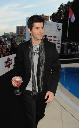 Posado Del Piloto De Fórmula 1, Jaime Alguersuari En Mónaco 