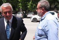 Saludo de Arenas y Rejón a pie de carretera a la llegada a un mitin 'popular' en Baena (Córdoba)