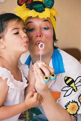 La Doctora Girasola Juega Con Una Niña Hospitalizada