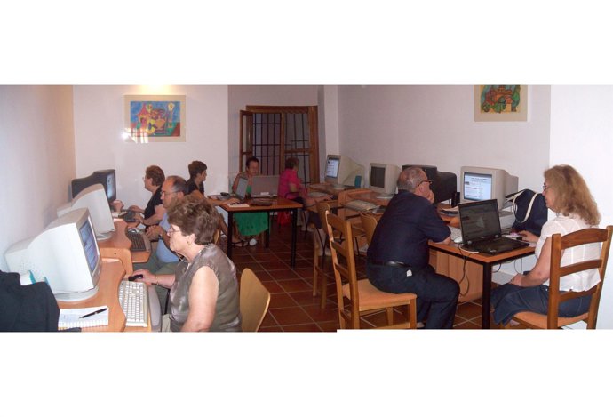 Mayores Que Participan En Cursos De Informatica