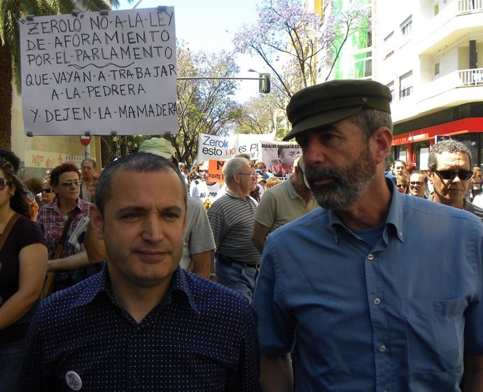 El Candidato A La Alcaldía De Xtfe, Corrales, (I) Junto A Santiago Pérez