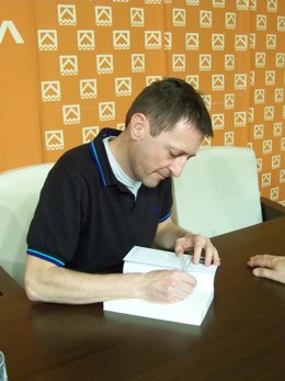 Martínez De Pisón Firma Un Ejemplar De 'El Día De Mañana'