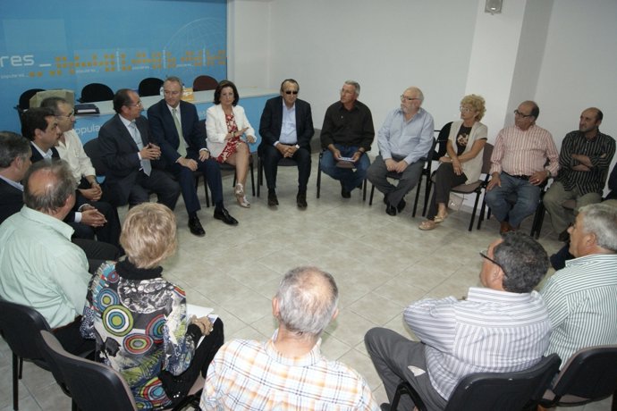 Alberto Fabra Y Otros Dirigentes Del PP Con Miembros De Apaval