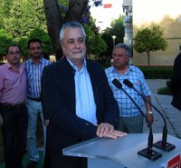 Griñán afirma que los autos se responden jurídicamente, "no políticamente"