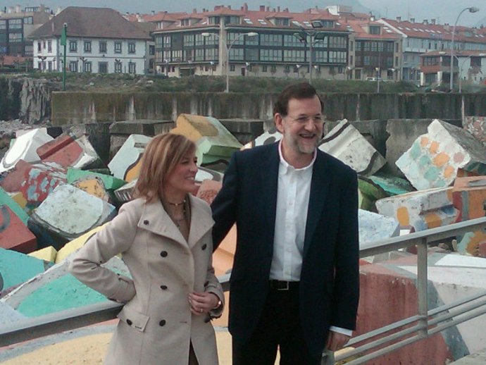 Isabel Pérez Espinosa y Mariano Rajoy, en Llanes