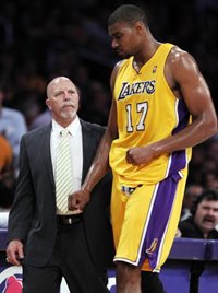 Baloncesto/NBA.- Andrew Bynum, suspendido con cinco partidos por la falta a Barea 