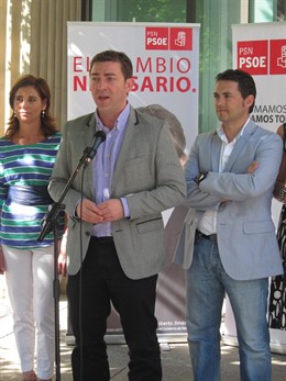 Roberto Jiménez, En El Centro De La Foto.