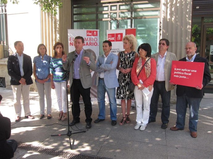 Acto Del PSN Frente  A La Hacienda De Navarra.