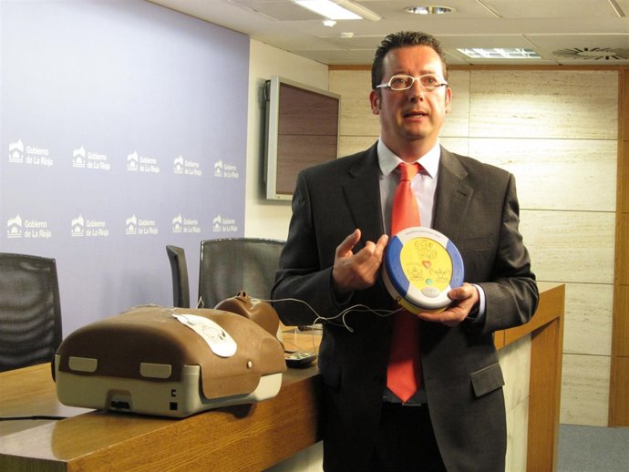 Director Formación 'Salvavidas' Con Un Desfibrilador