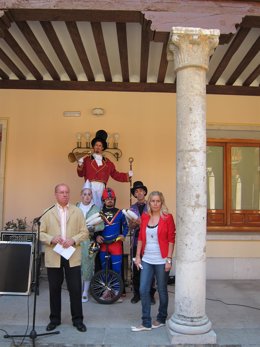 Centeno Y Sánchez Con Miembros De 'La Troupe De La Rue'