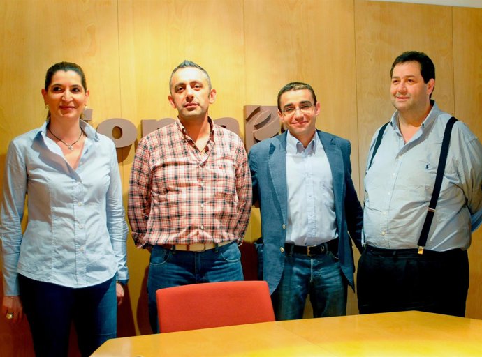 Consuelo Rodríguez Y Óscar Sánchez Junto A Mayoristas.                        