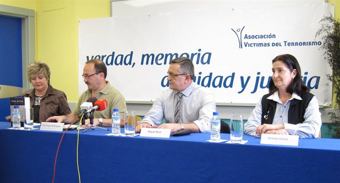 José Ángel Rodríguez, Junto A Miembros De La AVT
