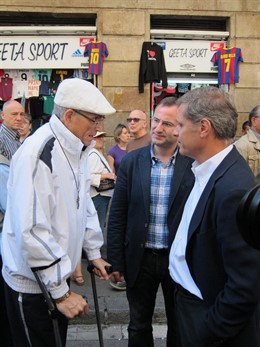 Alberto Ferández Y Alberto Villagrasa Departen Con Un Vecino Del Raval