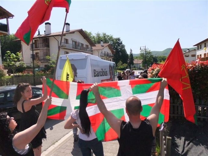 Un Grupo De Vecinos De Basaburua Rechaza La Visita De Barcina A La Localidad.