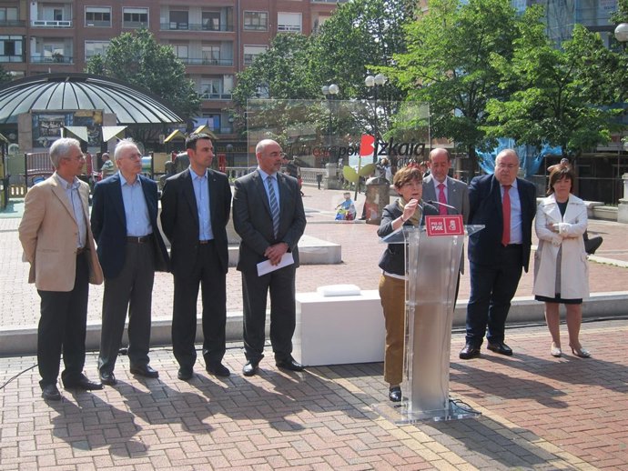 La Consejera Gemma Zabaleta, Junto A José Antonio Pastor Y Alcaldes Socialistas.