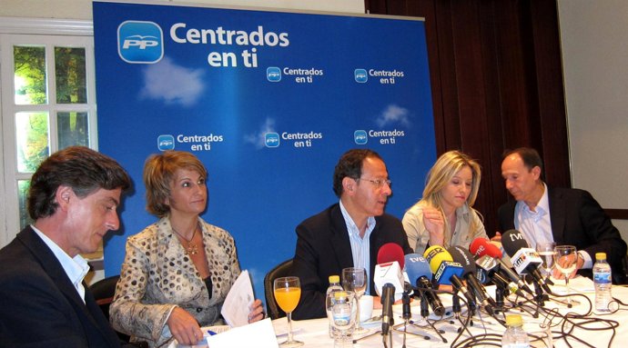 Cámara Acompañado De Miembros De La Candidatura Del PP