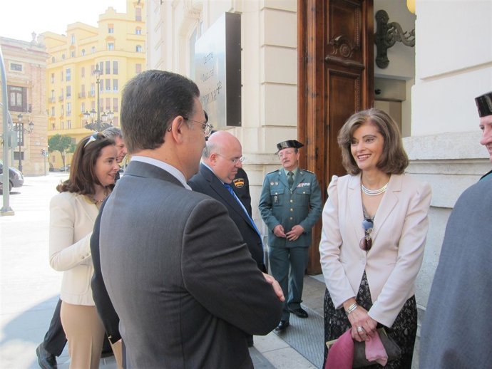 Ana Botella Junto Al Conseller De Gobernación, Serafín Castellano