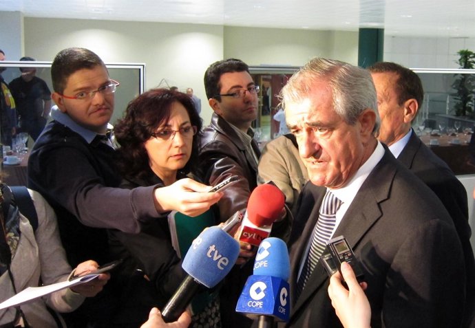 Álvarez Guisasola, Antes De Inaugurar La Jornada 'La Sanidad Que Mira Al Futuro'