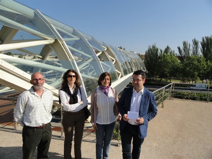 Los Concejales Del PP, Ante La Pasarela