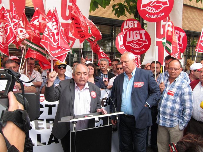 Pastrana Y Carbonero, En La Concentración Frente A Empleo.