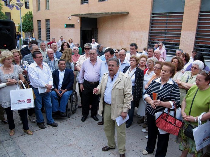 Juan Ignacio Zoido (PP), Con Vecinos Del Entorno De Triana