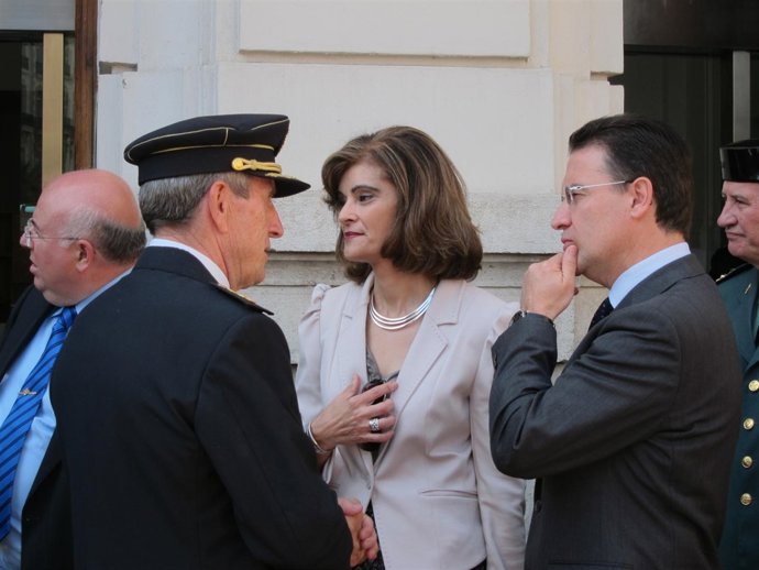 Castellano Y Botella En El Acto De La Seguridad Privada