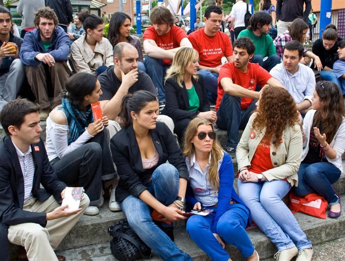 Eugenia Gómez De Diego Reunida Con Universitarios