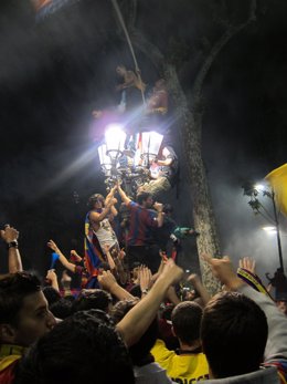 Barcelonistas Toman La Fuente De Canaletes