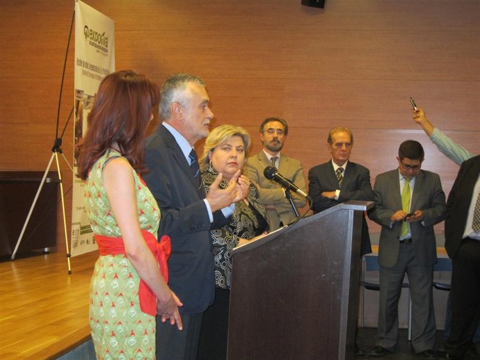 Griñán Atiende A Los Medios En Expoliva Acompañado Por Peñalver Y Aguilera