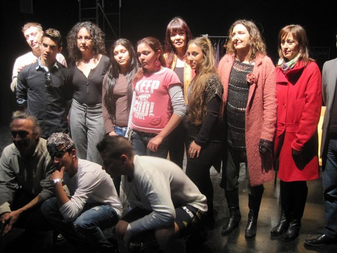 La Consejera Micaela Navarro, Junto A Los Jóvenes Que Participan En 'Moving'