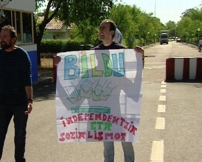 Errandonea Posa Con La Pancarta De Bildu A Su Salida De Prisión