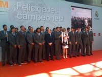 Aguirre recibe a los jugadores del Real Madrid en la Real Casa de Correos donde había miles de aficionados