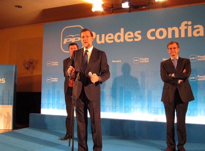 Mariano Rajoy acompañado de Santiago Cervera y José María Nuñez
