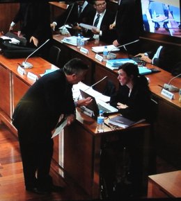 Juan Antonio Roca, Hablando Con Su Abogada En El Juicio Del Caso 'Malaya'
