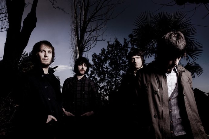 La Banda MUCHO En Una Foto Promocional