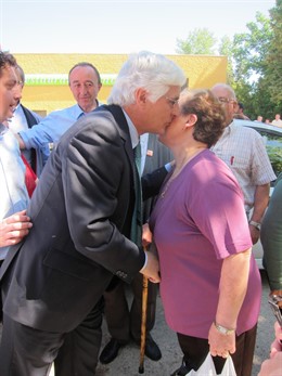 Barreda Besa A Una Señora En Molina De Aragón (Guadalajara)