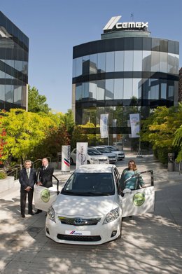 Toyota Entrega 93 Unidades Del Auris Híbrido A Cemex