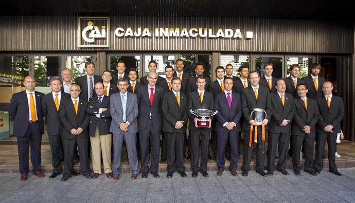 El Equipo CAI Voleibol Teruel Con El Presidente De La Caja, Juan María Pemán