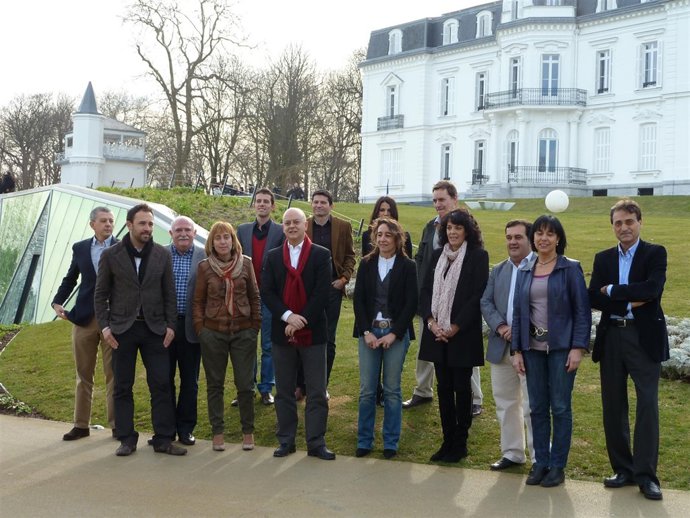 Elorza Y Mienbros De Su Candidatura Junto A La Casa De La Paz.