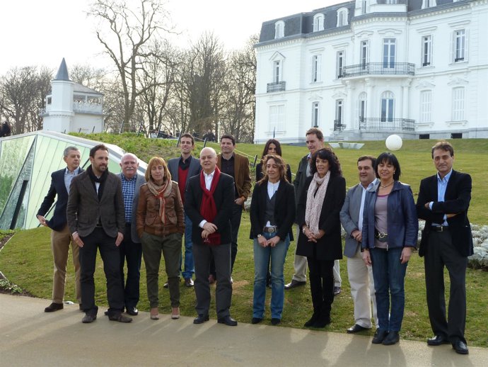 Elorza Y Mienbros De Su Candidatura Junto A La Casa De La Paz.