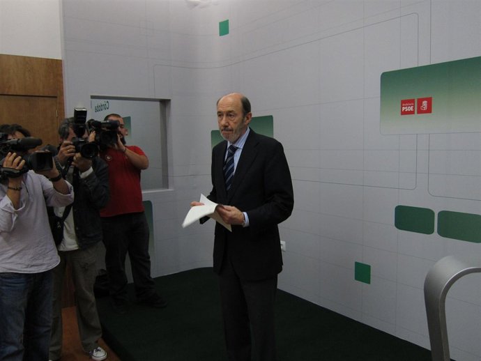 Rubalcaba Atiende A La Prensa En Córdoba.