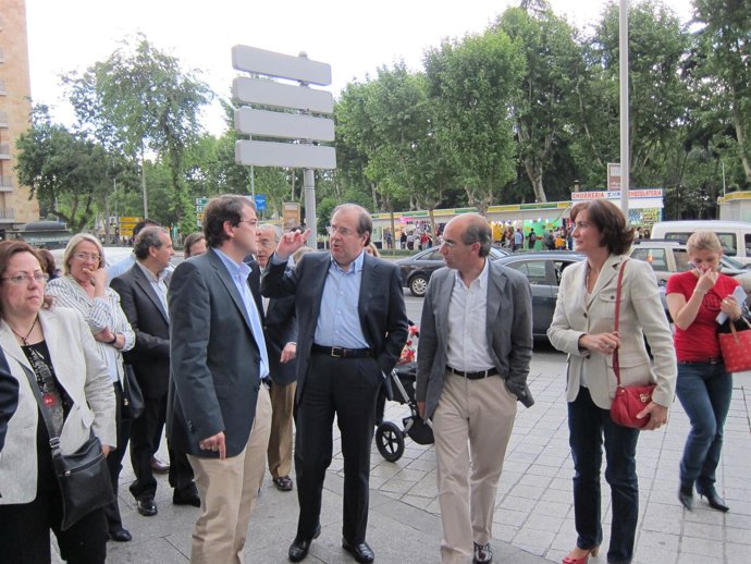 Los Candidatos Del PP Pasean Por El Centro De Salamanca