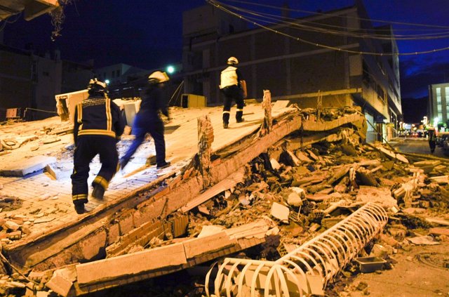 Labores De Rescate Tras Los Terremotos De Lorca