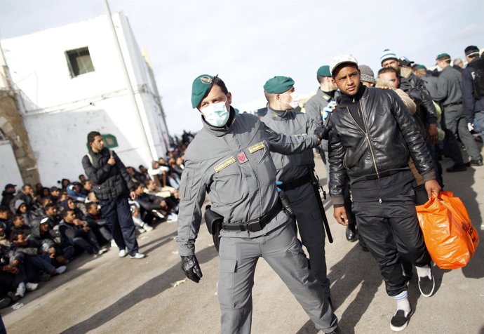 Gendarmes Italianos Trasladan A Inmigrantes Tunecinos