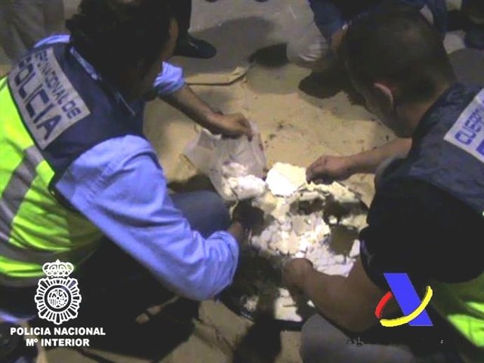 Los Agentes Con La Cocaína Incautada