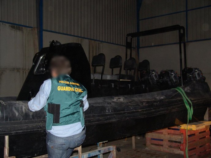 Imagen De La Guardia Civil Con Una De Las Aeronaves Intervenidas