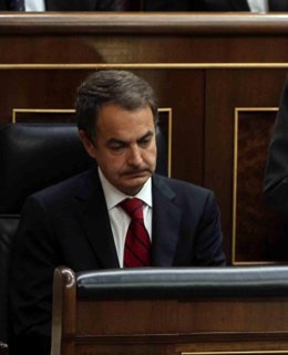 Zapatero, pensativo en su escaño del Congreso